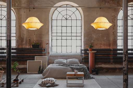 Image 3: What an ambiance: The warm light from the veneer fixtures is an exciting contrast to the cool aesthetic of the space. Photo: dreizehngrad